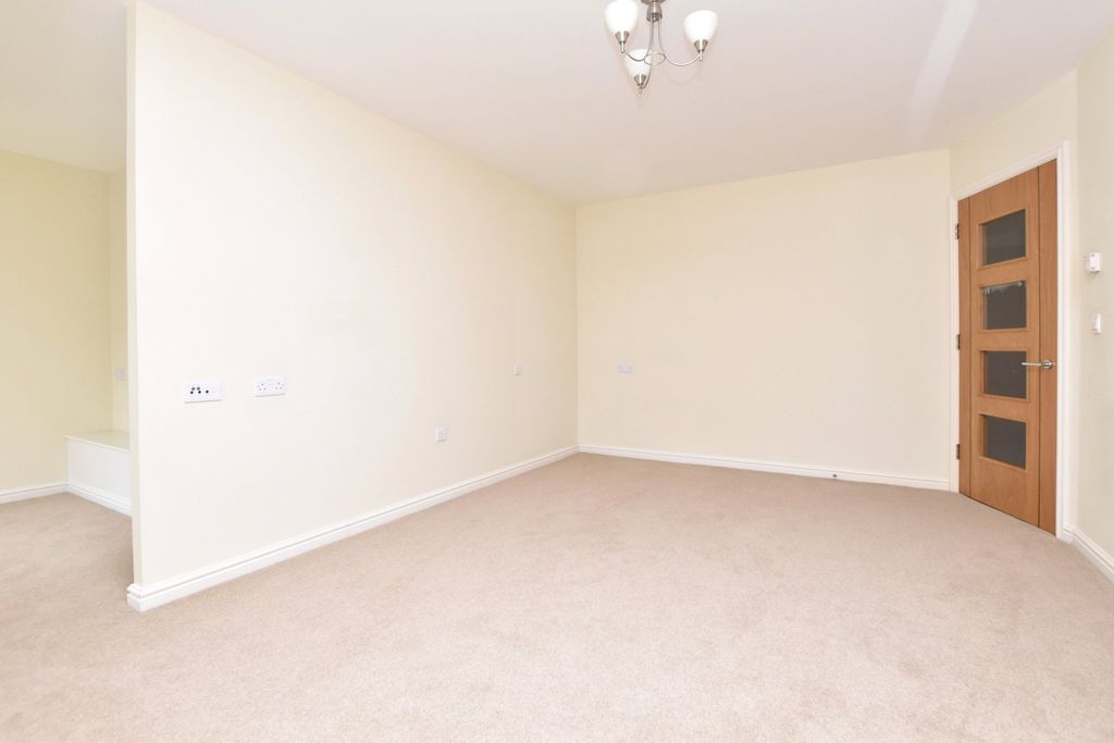 Property photo 2 of 16 Living Room