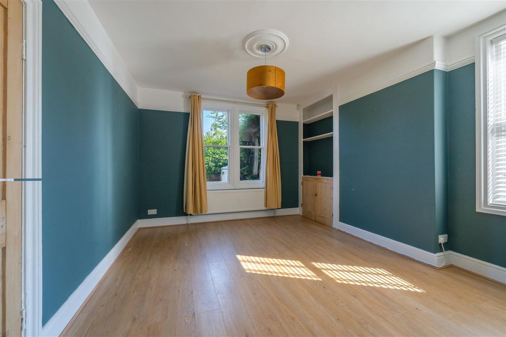 Property photo 2 of 31