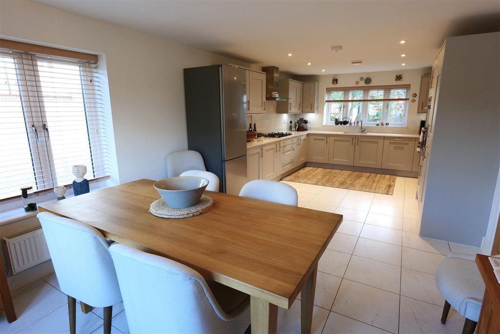 Property photo 3 of 21 Dining Kitchen
