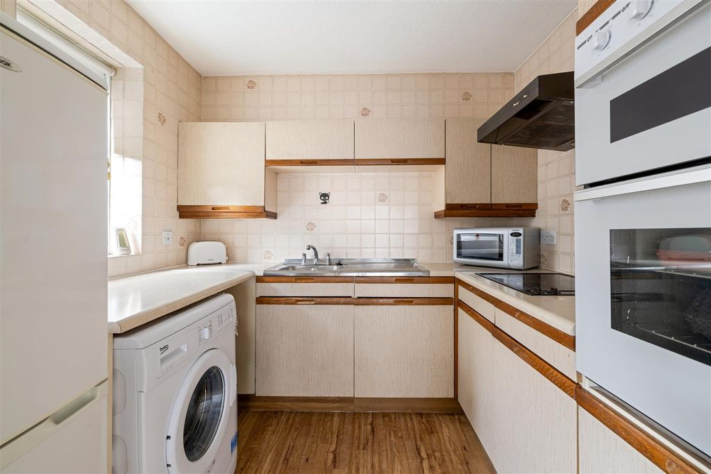Property photo 3 of 20 Glebelands Avenue, E18
