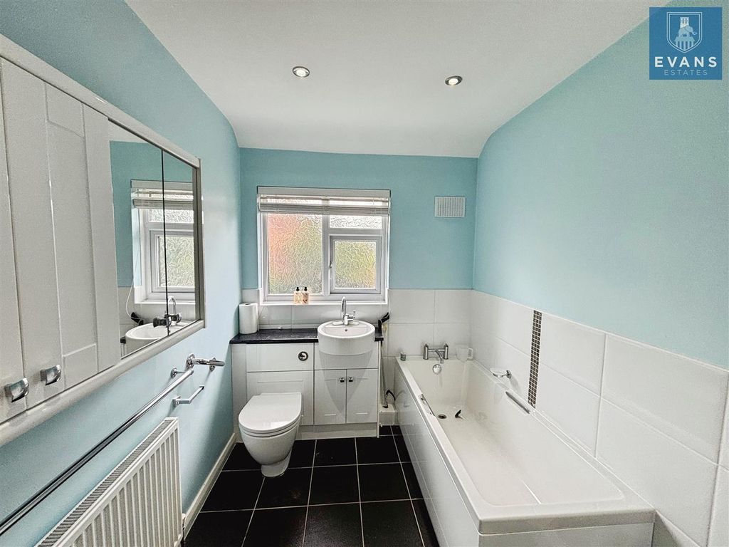Property photo 3 of 17 Bathroom
