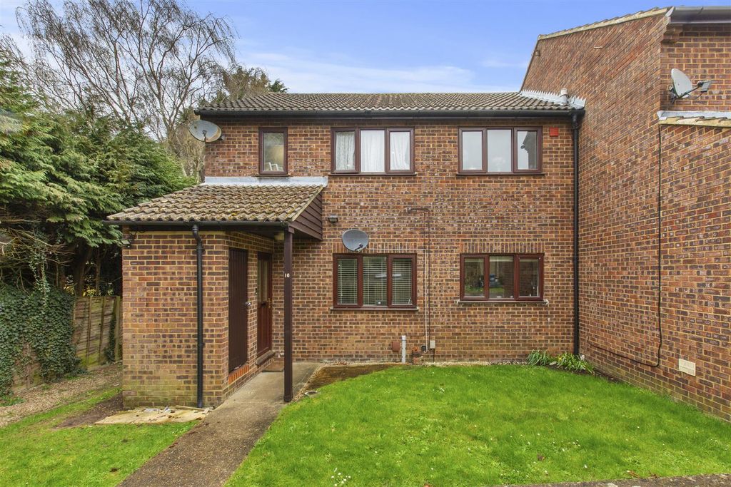 Property photo 1 of 12 16 Birinus Close, Hp12 3Lz-10.Jpg