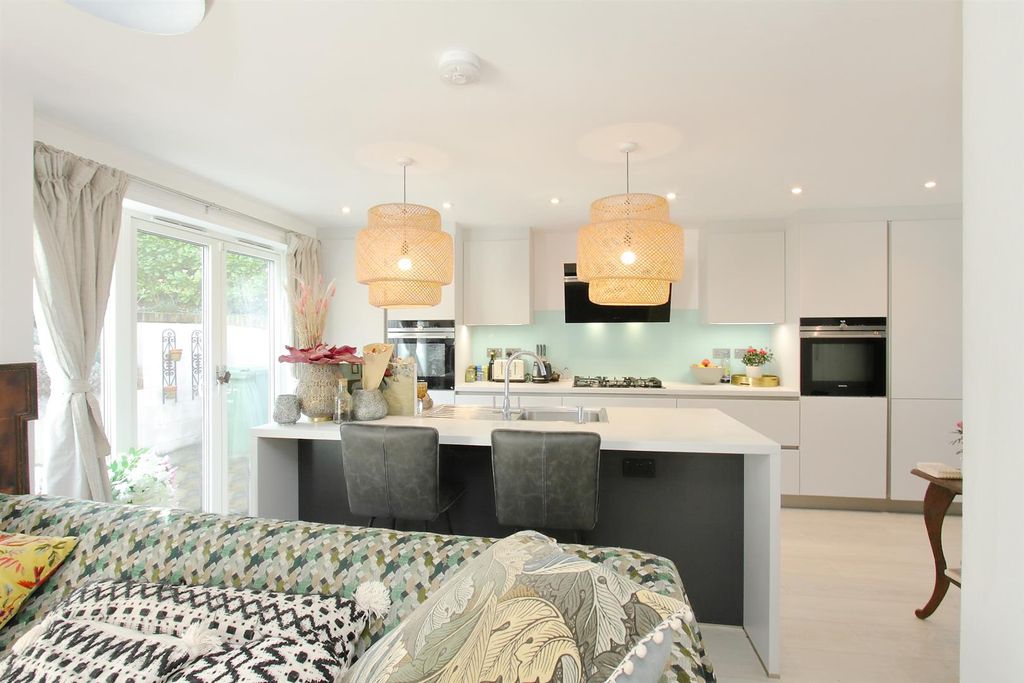 Property photo 3 of 12 Treetops Chilbolton Ph24.Jpg