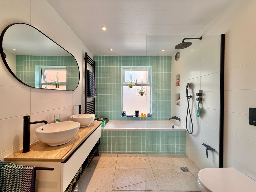 Property photo 3 of 19 Bathroom