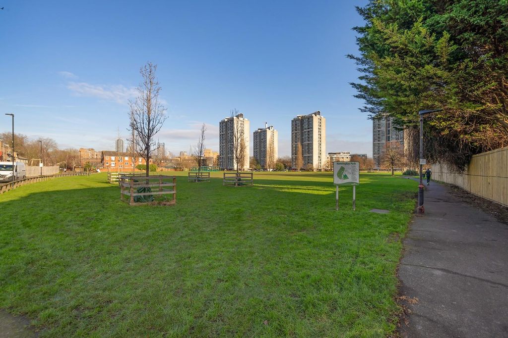 Property photo 3 of 10 Kennington Park.Jpg