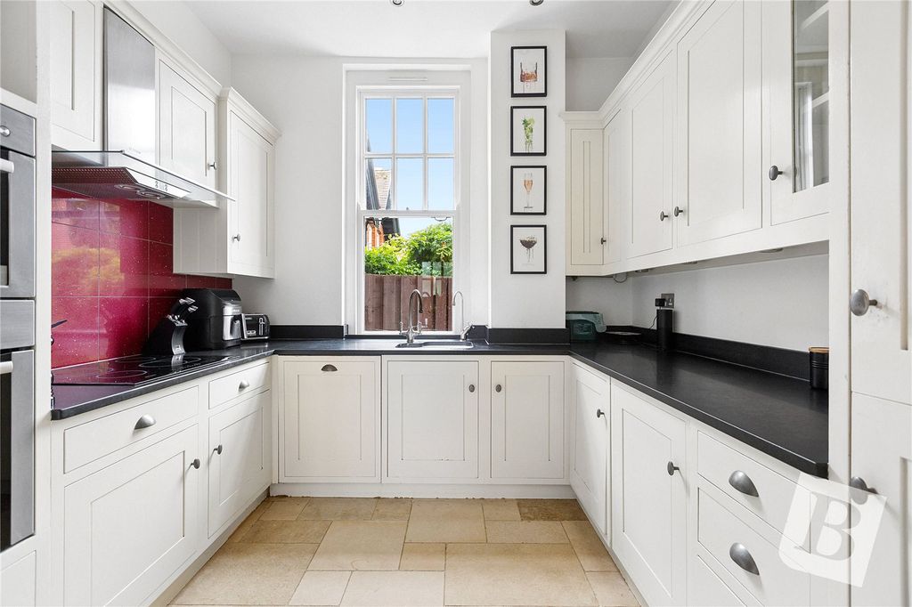 Property photo 3 of 18 Kitchen