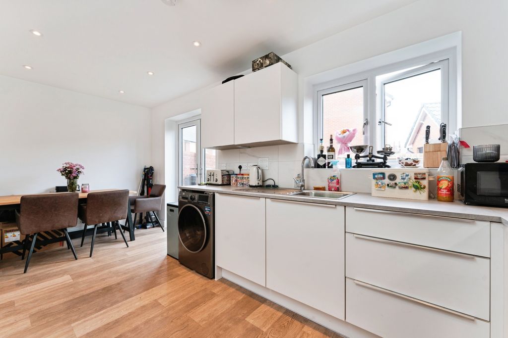 Property photo 3 of 16 Kitchen Diner