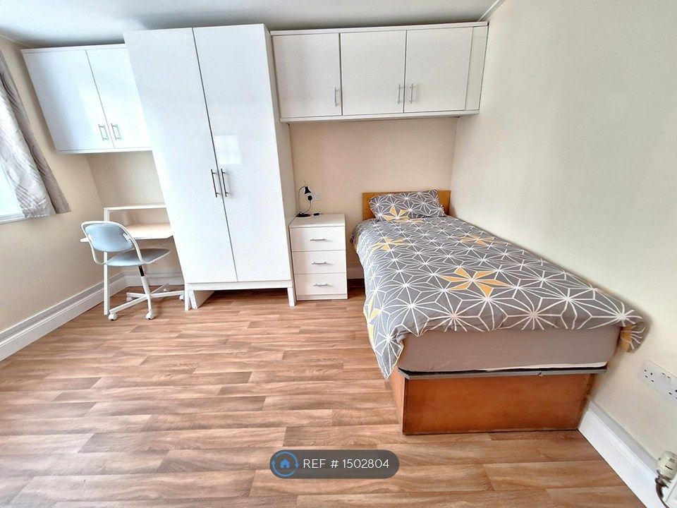 Property photo 1 of 9 Large Single Room