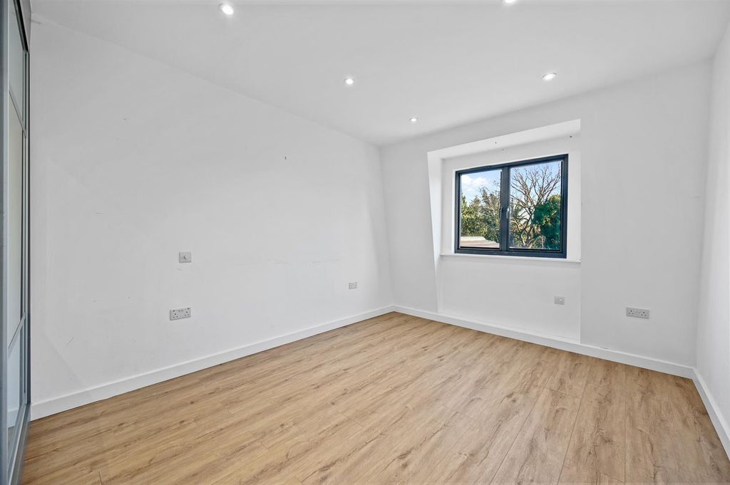 Property photo 1 of 11 Rcwrealty- Flat 8 18-20 Hoop Lane- Bedroom 3 (1).J