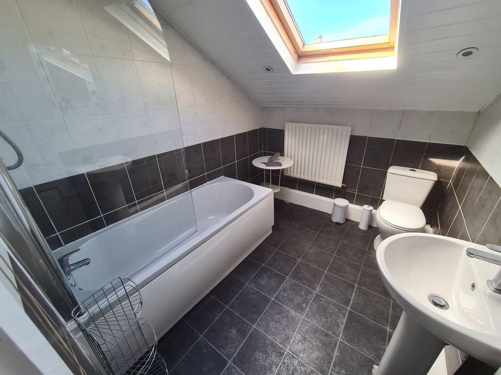Property photo 2 of 18 Bright And Modern Bathroom Suite Featuring A Batht...