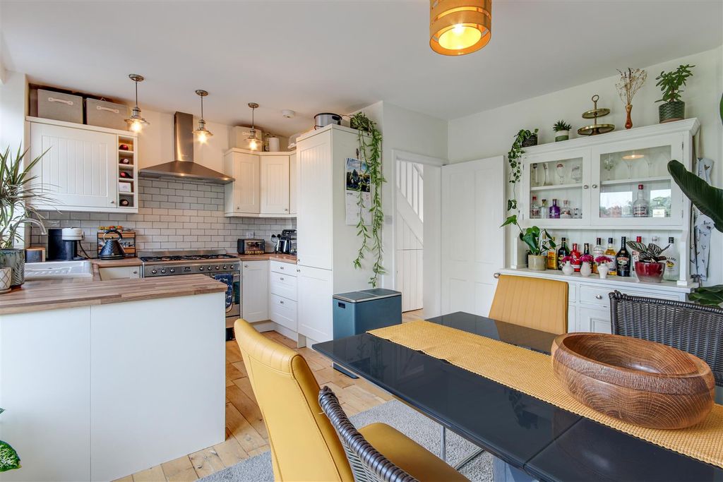Property photo 2 of 10 Kitchen/Dining Room