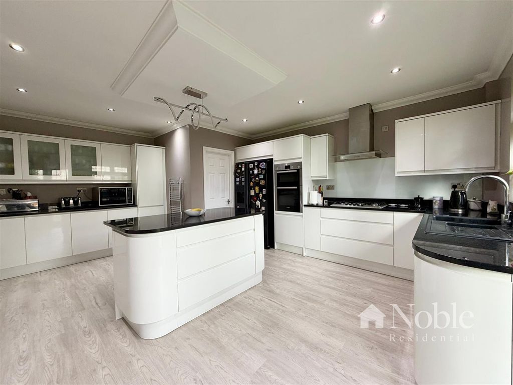 Property photo 2 of 21 Kitchen/Breakfast Room