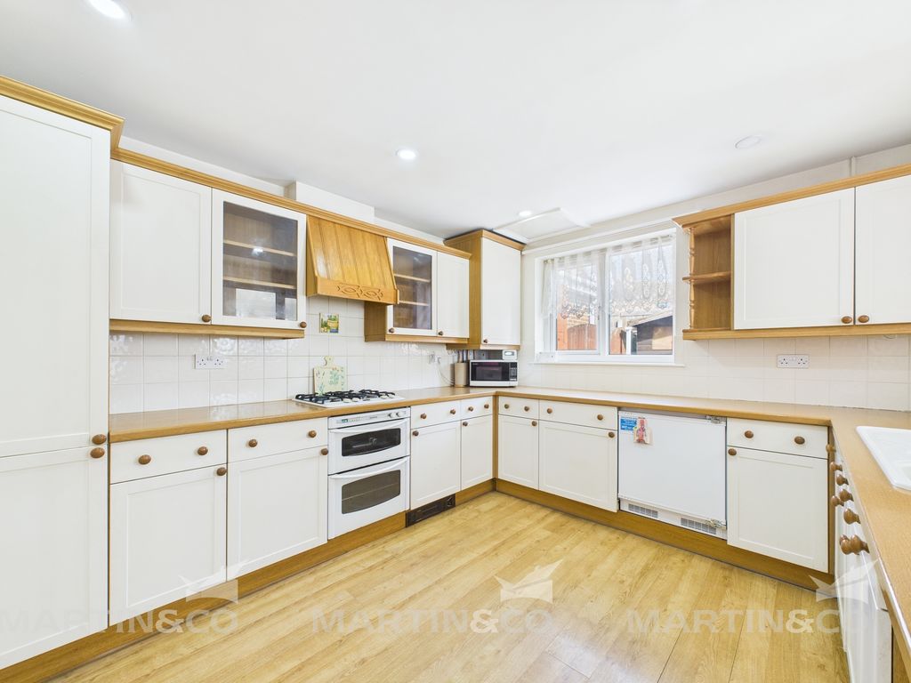 Property photo 3 of 29 Cam02406G0-Pr0446-Still010