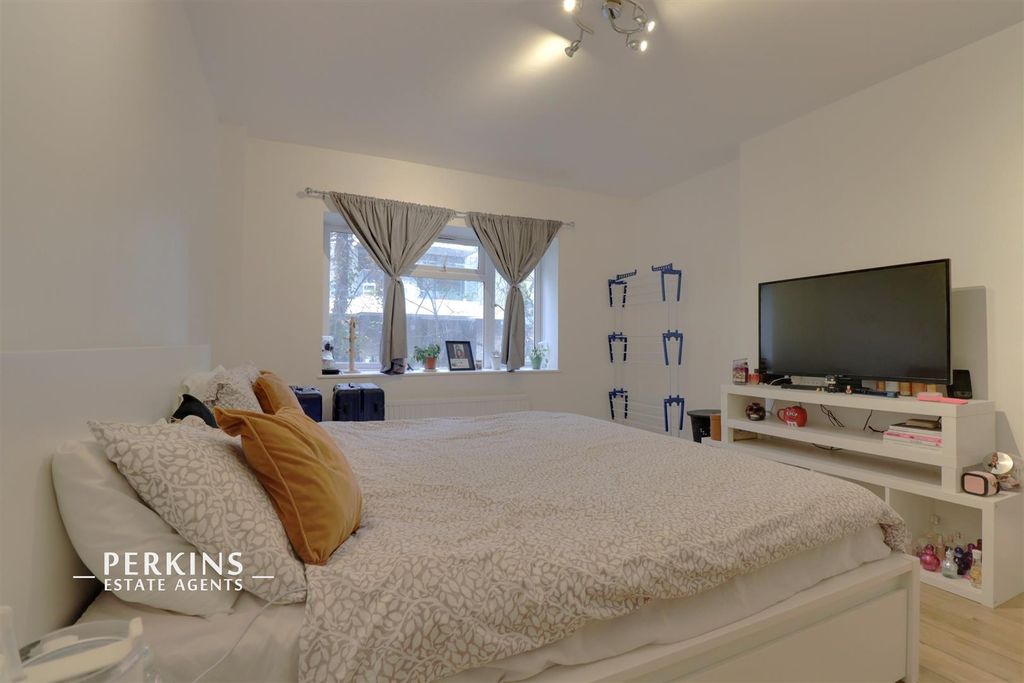 Property photo 3 of 5 Bed 2.Jpg