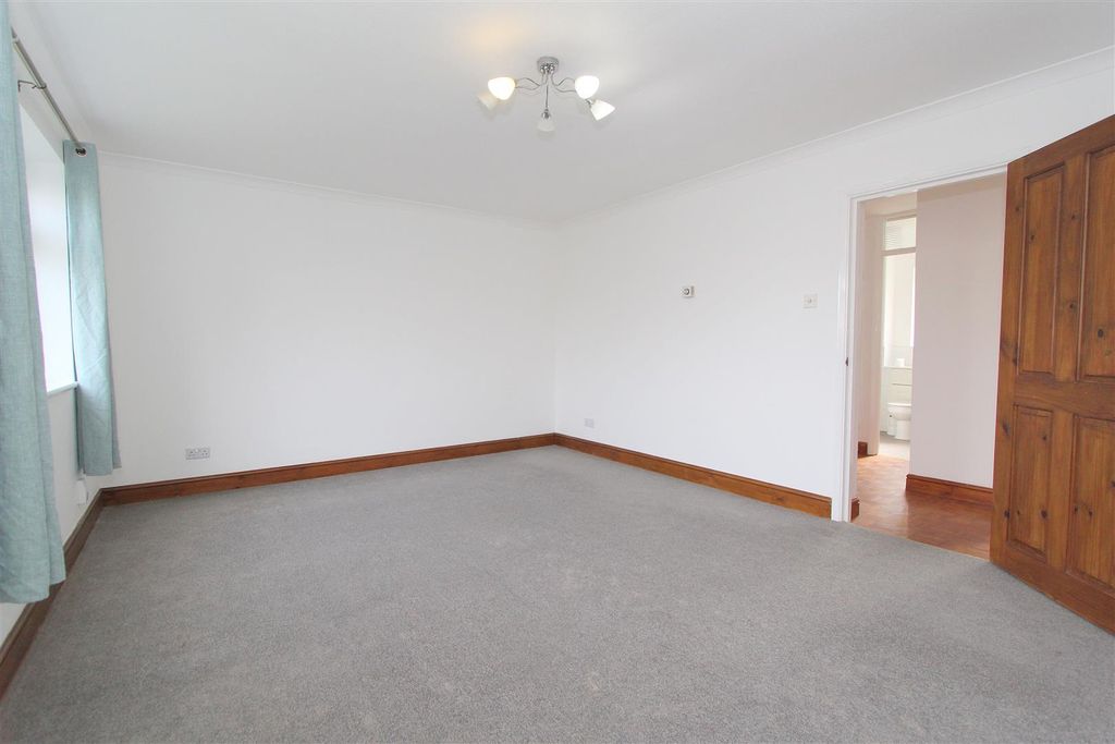 Property photo 3 of 10 Lounge B.Jpg