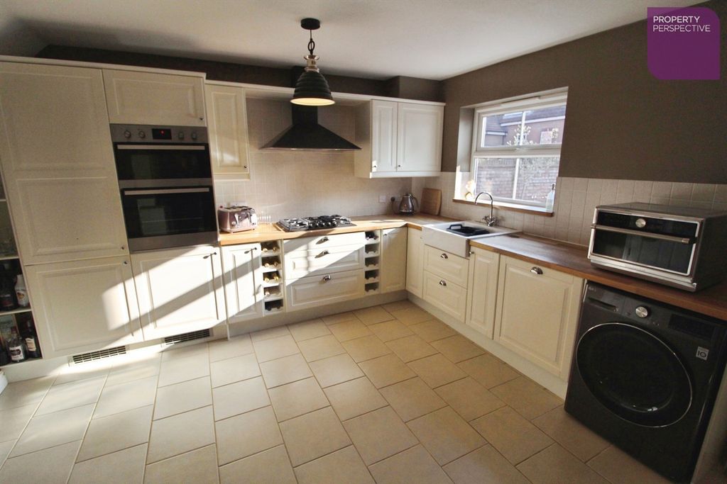Property photo 3 of 20 Dining Kitchen