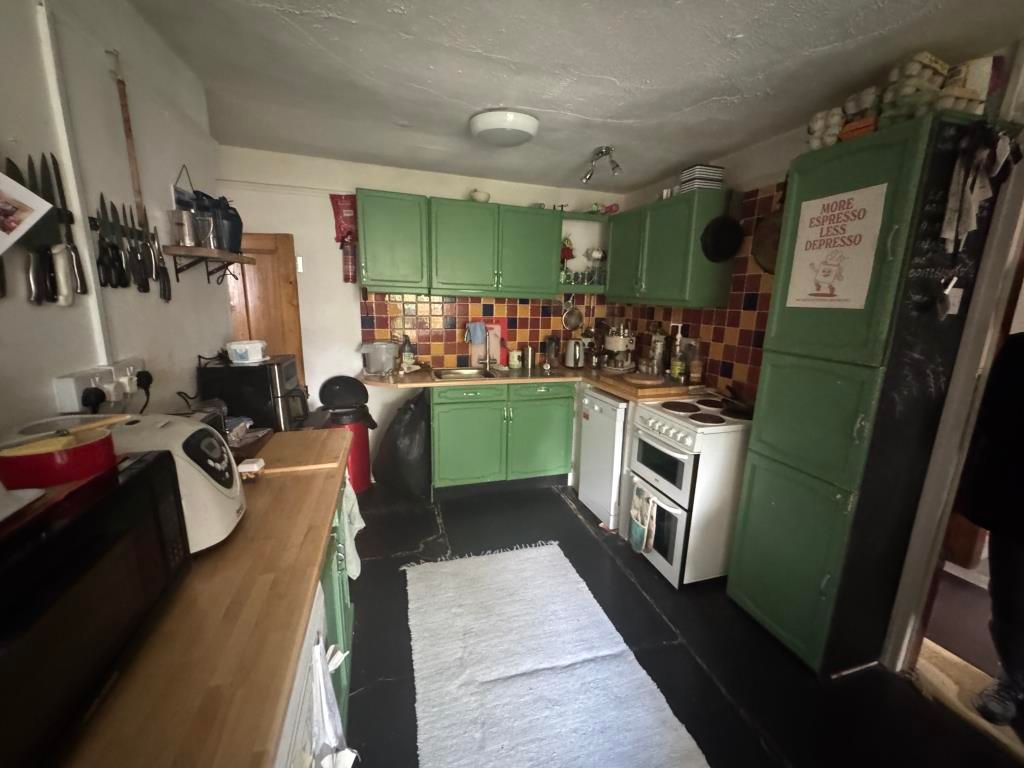 Property photo 3 of 8 Kitchen