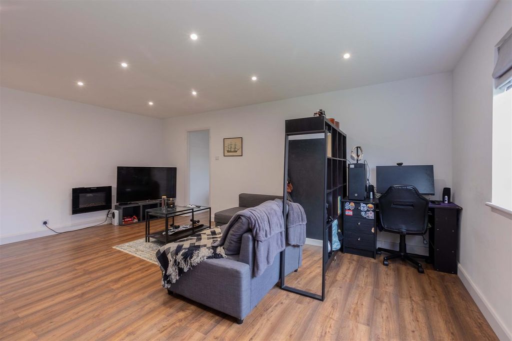 Property photo 3 of 11 92 Paxton Avenue-9.Jpg