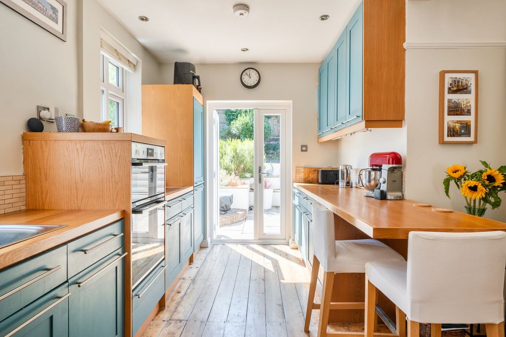 Property photo 3 of 17 Kitchen