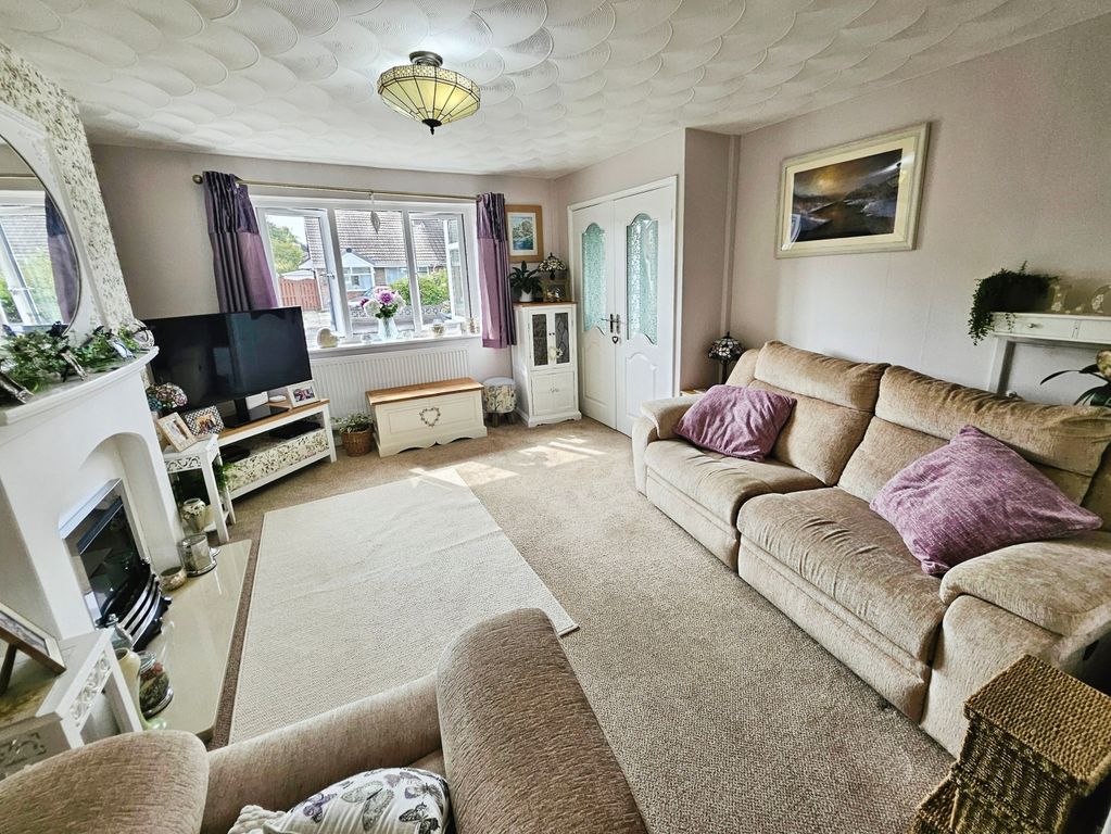Property photo 2 of 24 Lounge