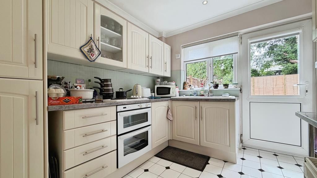 Property photo 2 of 11 Kitchen