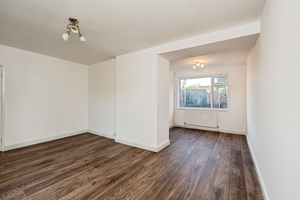 Property photo 2 of 15 Lounge