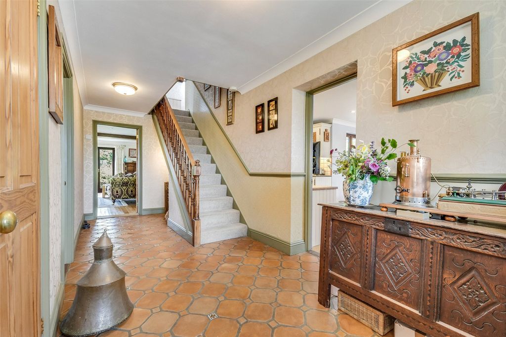 Property photo 2 of 24 Entrance Hall