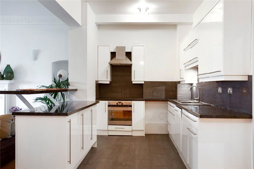 Property photo 3 of 9 Kitchen