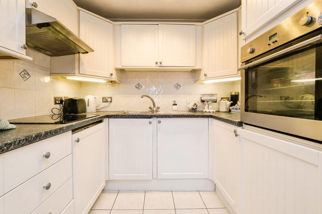 Property photo 2 of 10 Kitchen