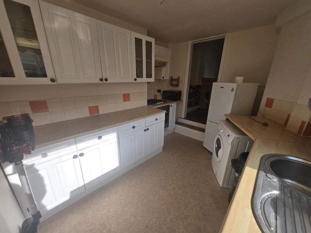 Property photo 3 of 7 Kitchen