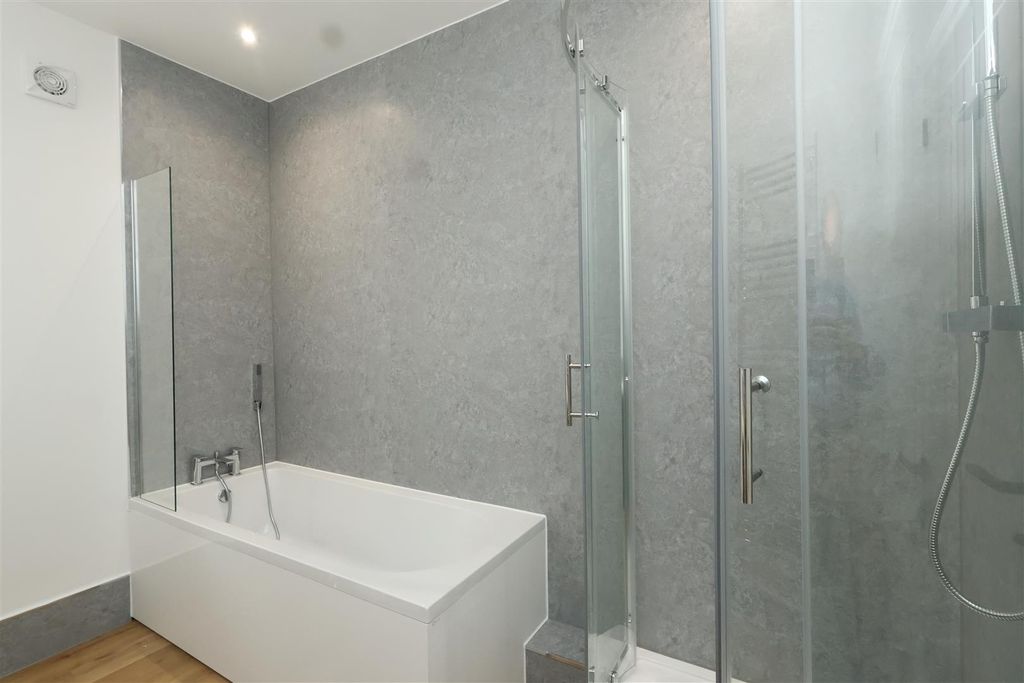 Property photo 3 of 21 Bathroom