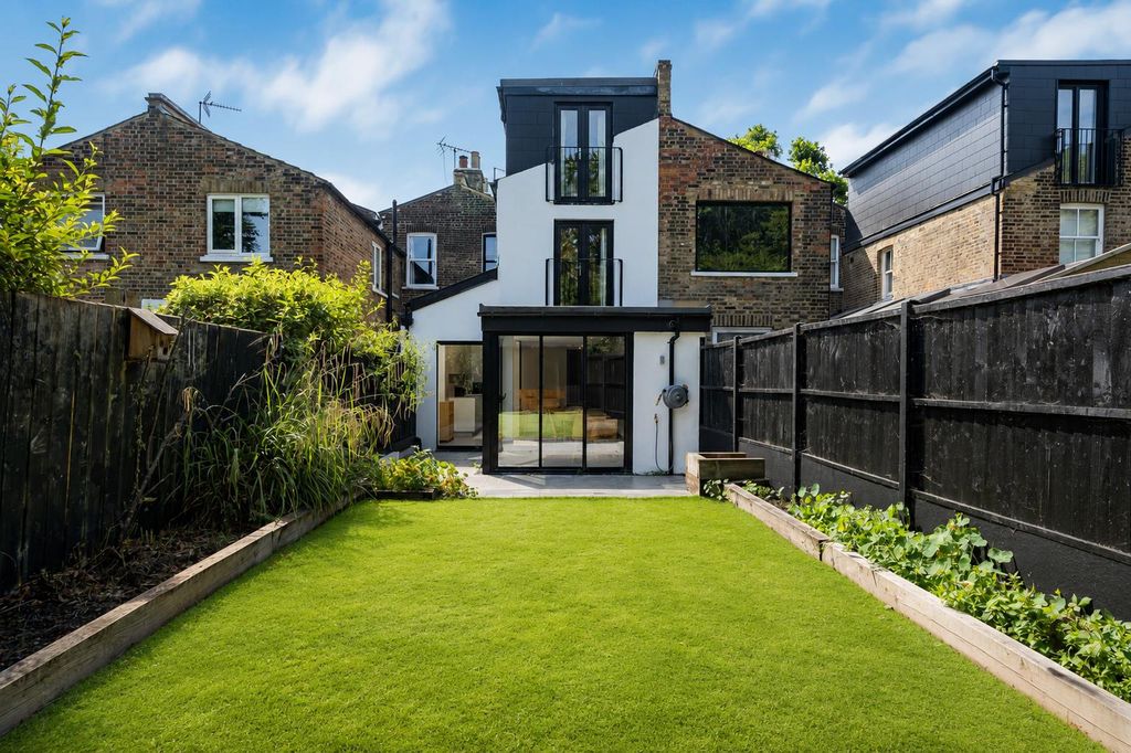 Property photo 3 of 30 Gomm Road