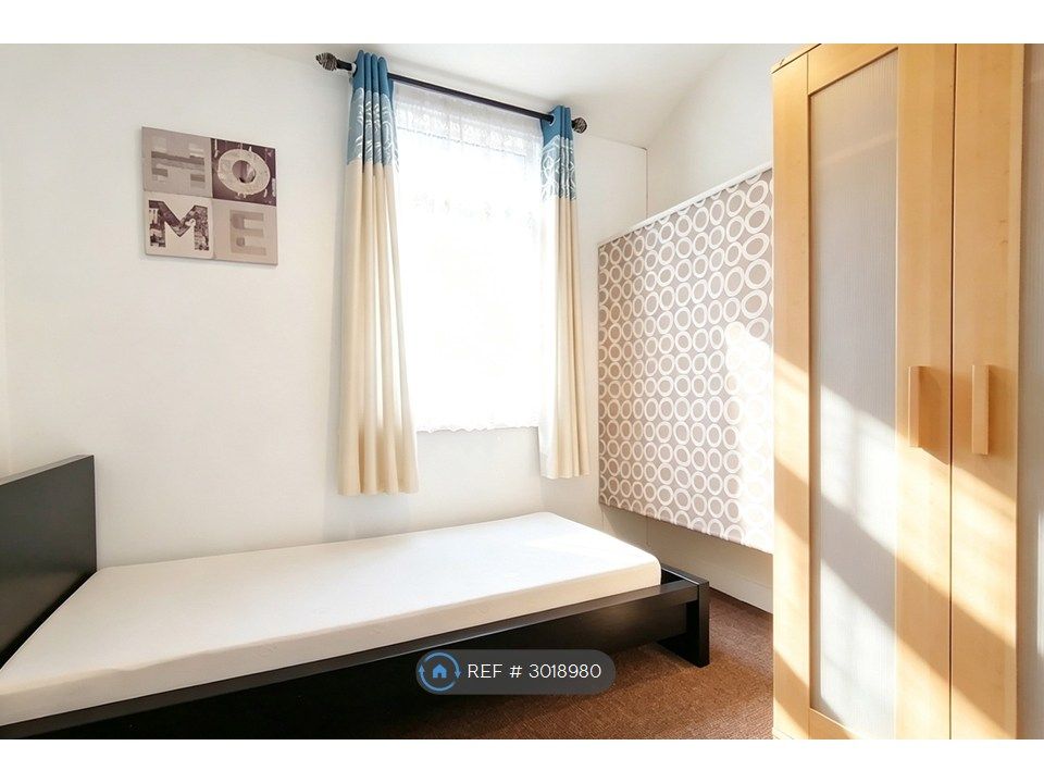 Property photo 3 of 9 Single Bedroom
