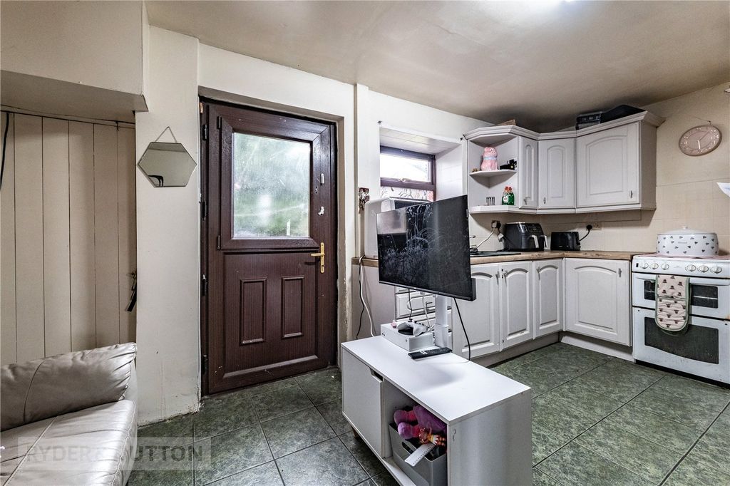 Property photo 3 of 17 Kitchen