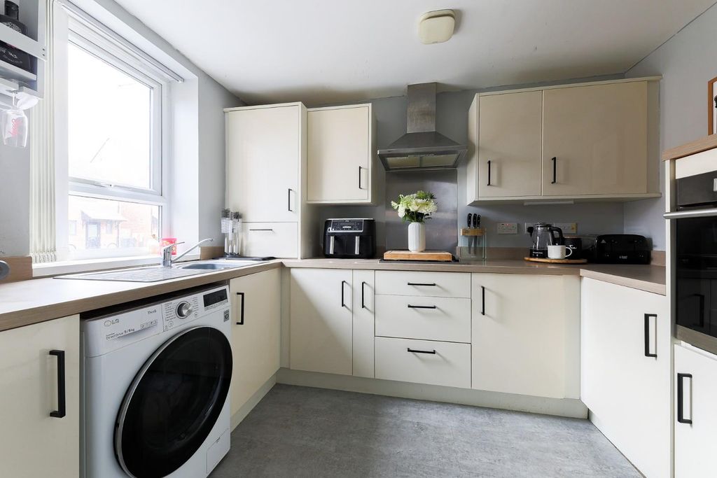 Property photo 3 of 14 Kitchen