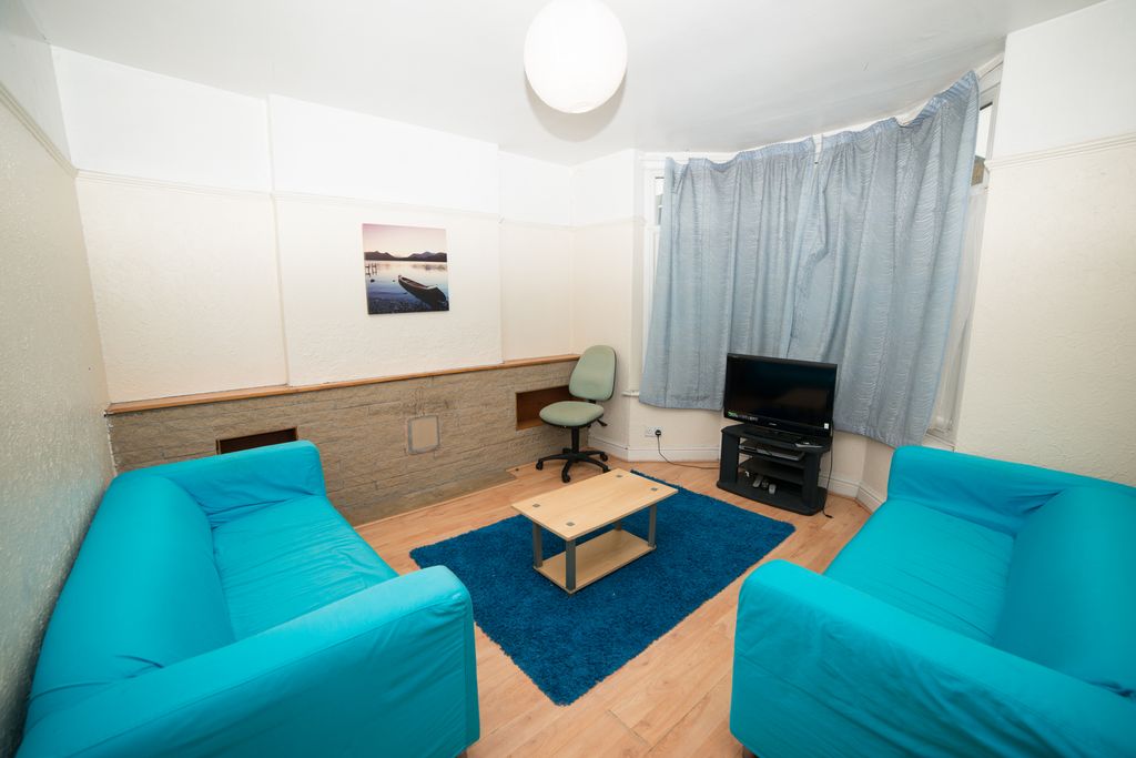 Property photo 1 of 8 Living Room