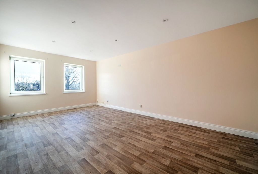 Property photo 3 of 8 Picture No. 33