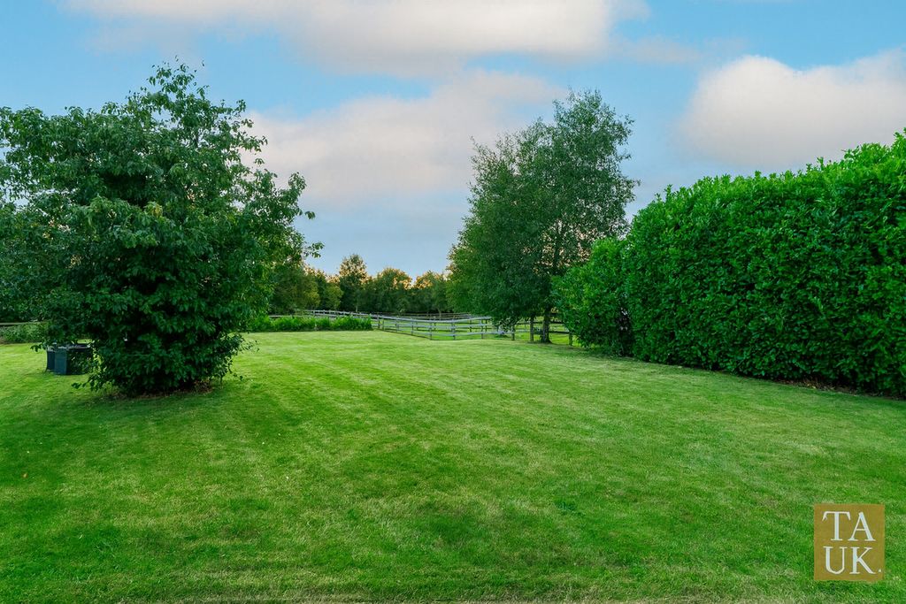 Property photo 2 of 39
