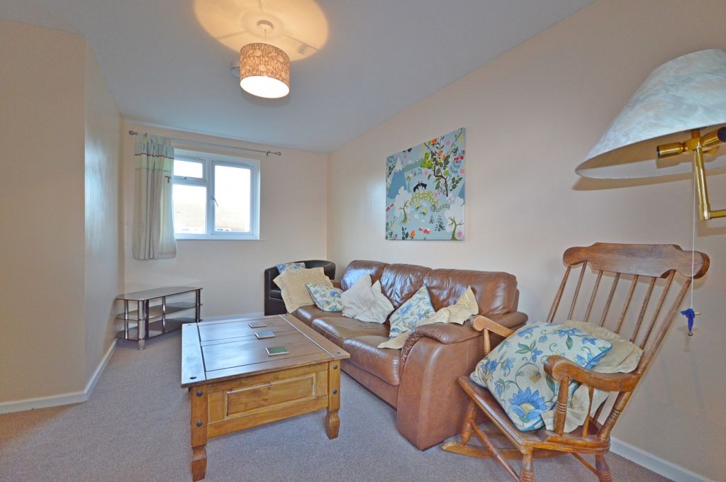 Property photo 3 of 10 Living Room