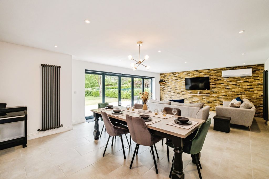 Property photo 3 of 27 Dining-Family Room To Bifolds