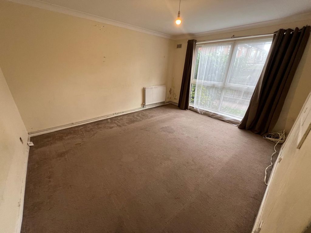 Property photo 2 of 27