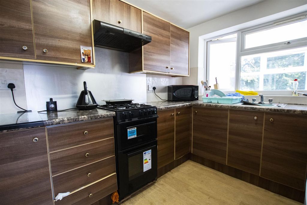 Property photo 3 of 10 Approach