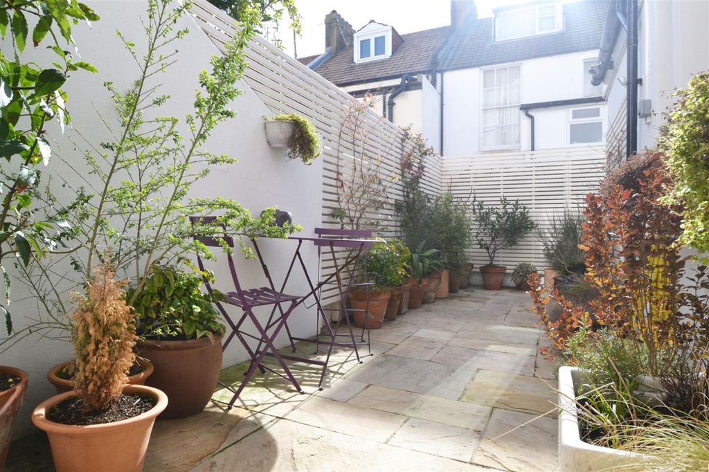 Property photo 3 of 11 Garden