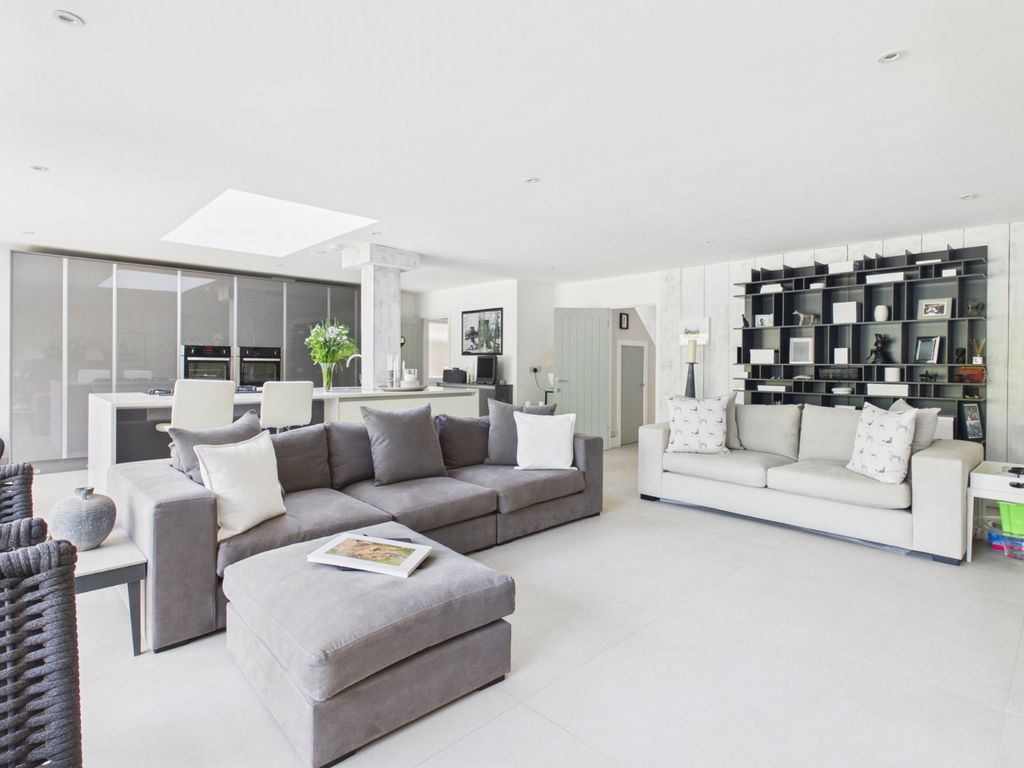 Property photo 3 of 19 Sitting Room