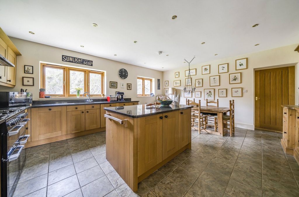 Property photo 3 of 25 Kitchen
