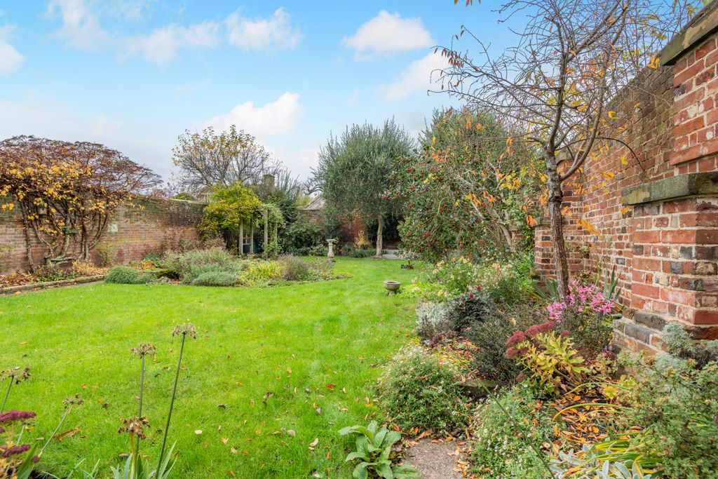 Property photo 3 of 18 Garden