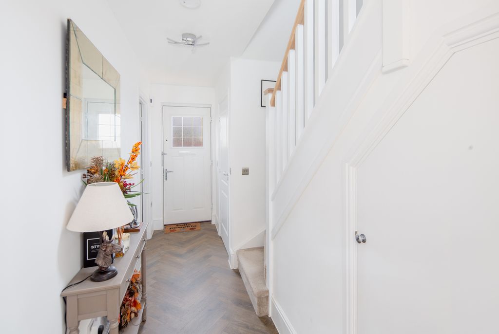 Property photo 3 of 25 Entrance Hall