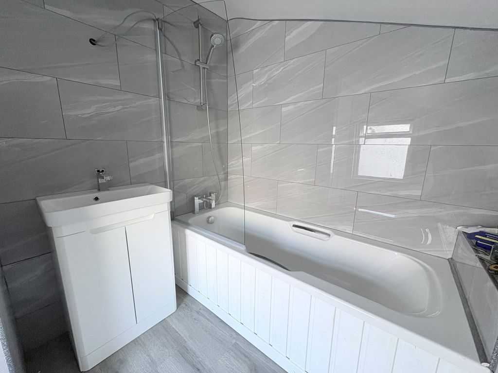 Property photo 3 of 7 Bathroom