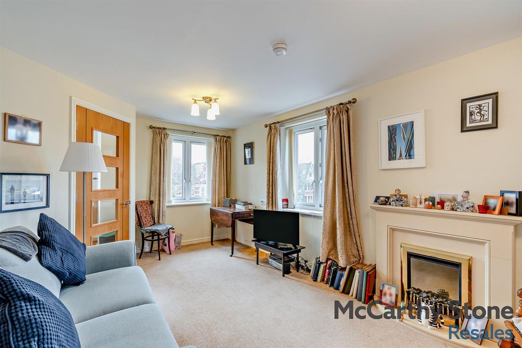 Property photo 2 of 18 8671075-Interior01-800.Jpg