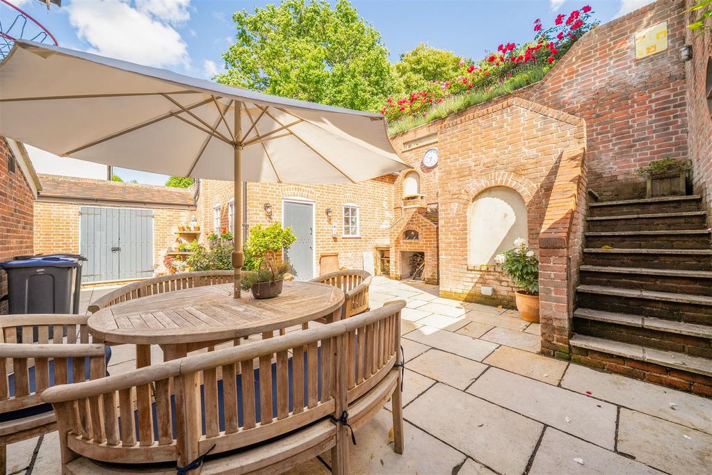 Property photo 3 of 20 Courtyard